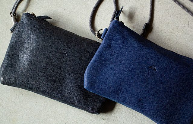 熊革サコッシュ、1年使って見えた表情