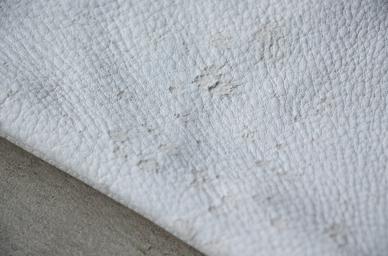 山の頂　革　キズ