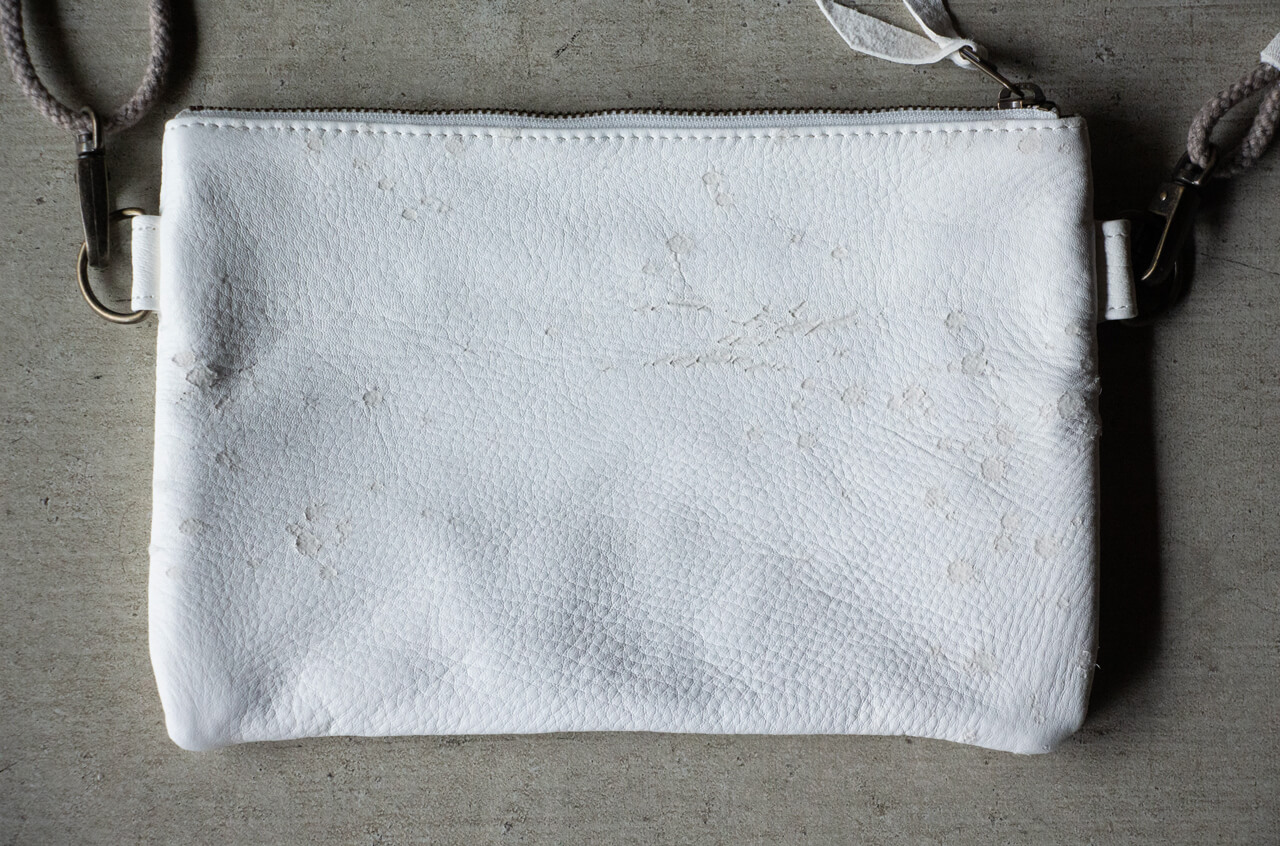 山の頂　革　キズ