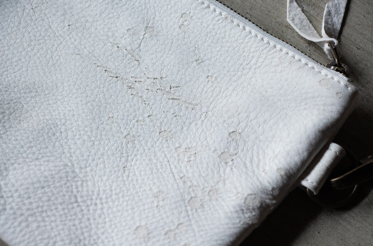 山の頂　革　キズ