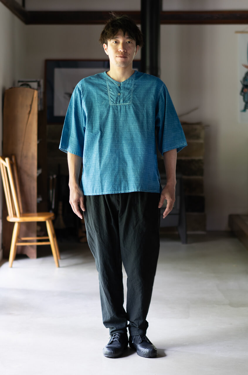 正藍冷染(しょうあいひやぞめ)の斜子織シャツ(nanakooriSHIRT) 着用イメージ
