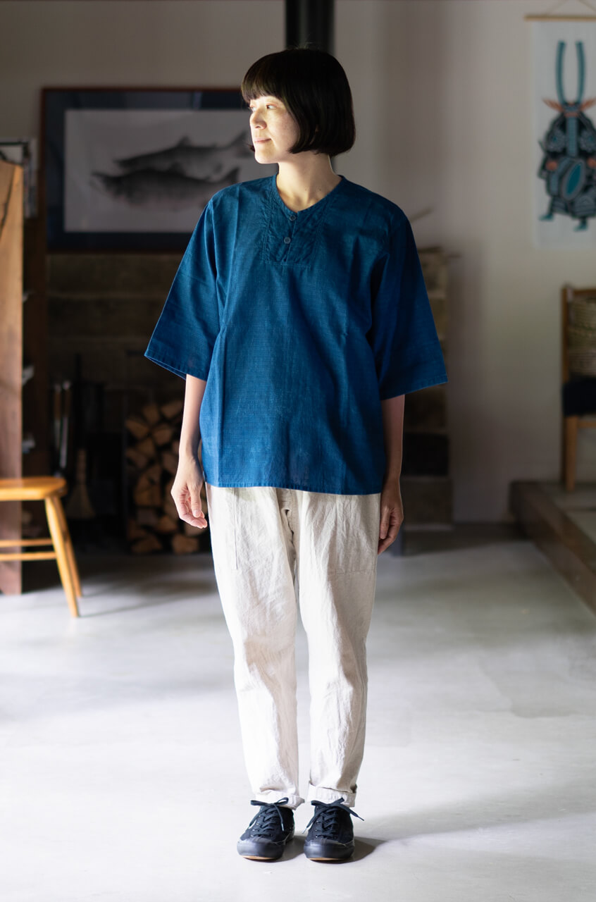 正藍冷染(しょうあいひやぞめ)の斜子織シャツ(nanakooriSHIRT) 着用イメージ