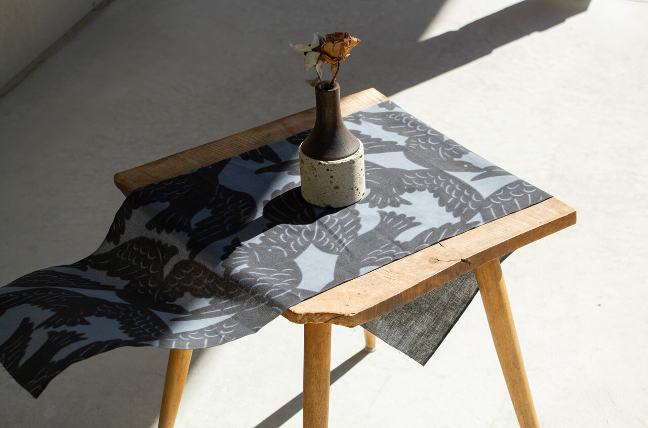 縁日　よつめ染布舎 TENUGUI　カラスの群れ